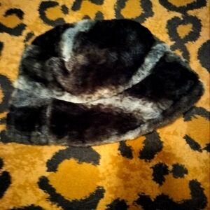 steven b Faux Fur Black and Gray Bucket. Hat. One Size. 🖤🩶